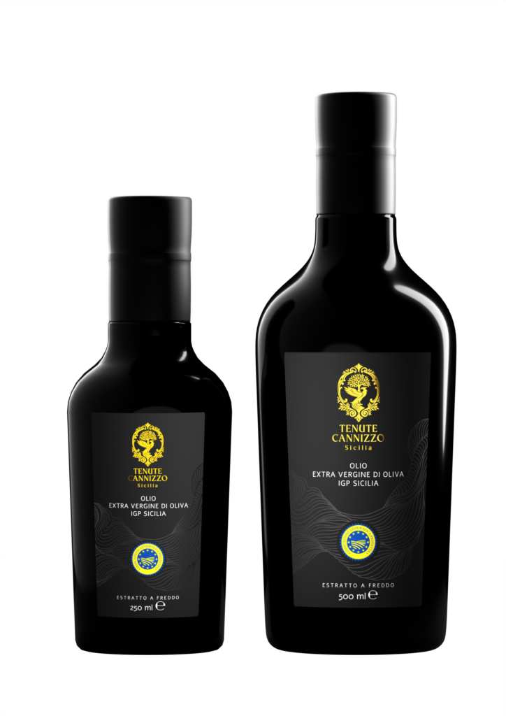 Due bottiglie di olio extravergine di oliva IGP Sicilia Tenute Cannizzo nei formati 250 e 500 ml.